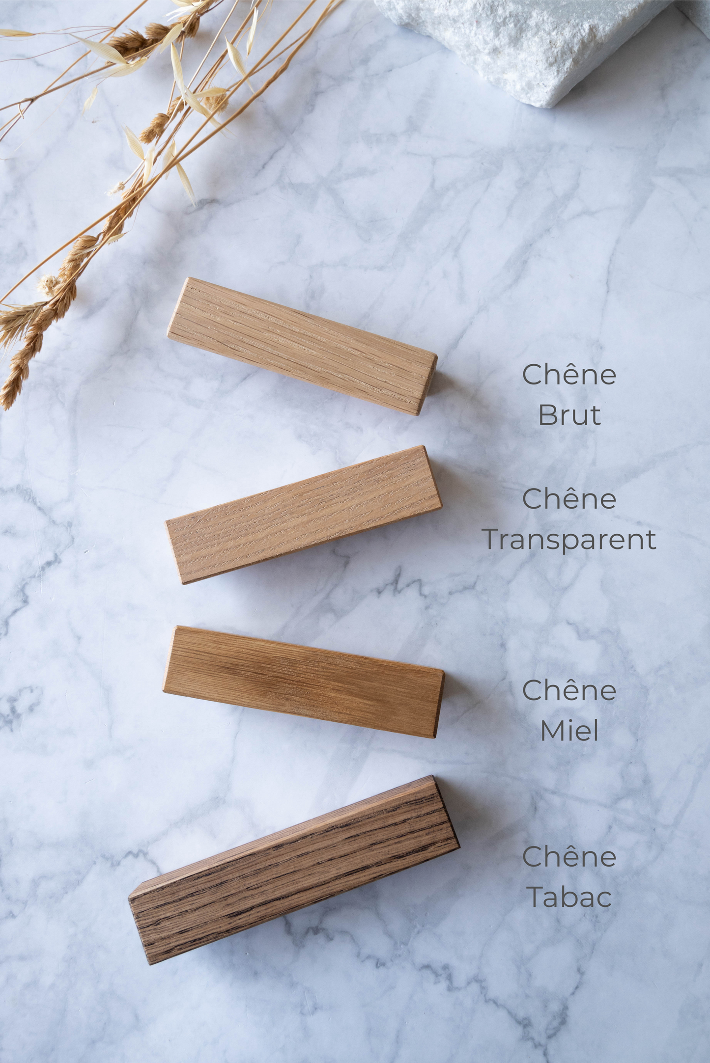 Poignées de meuble en chêne massif faites à la main, protégées avec l'huile-cire dure naturelle Rubio Monocoat pour une durabilité accrue.