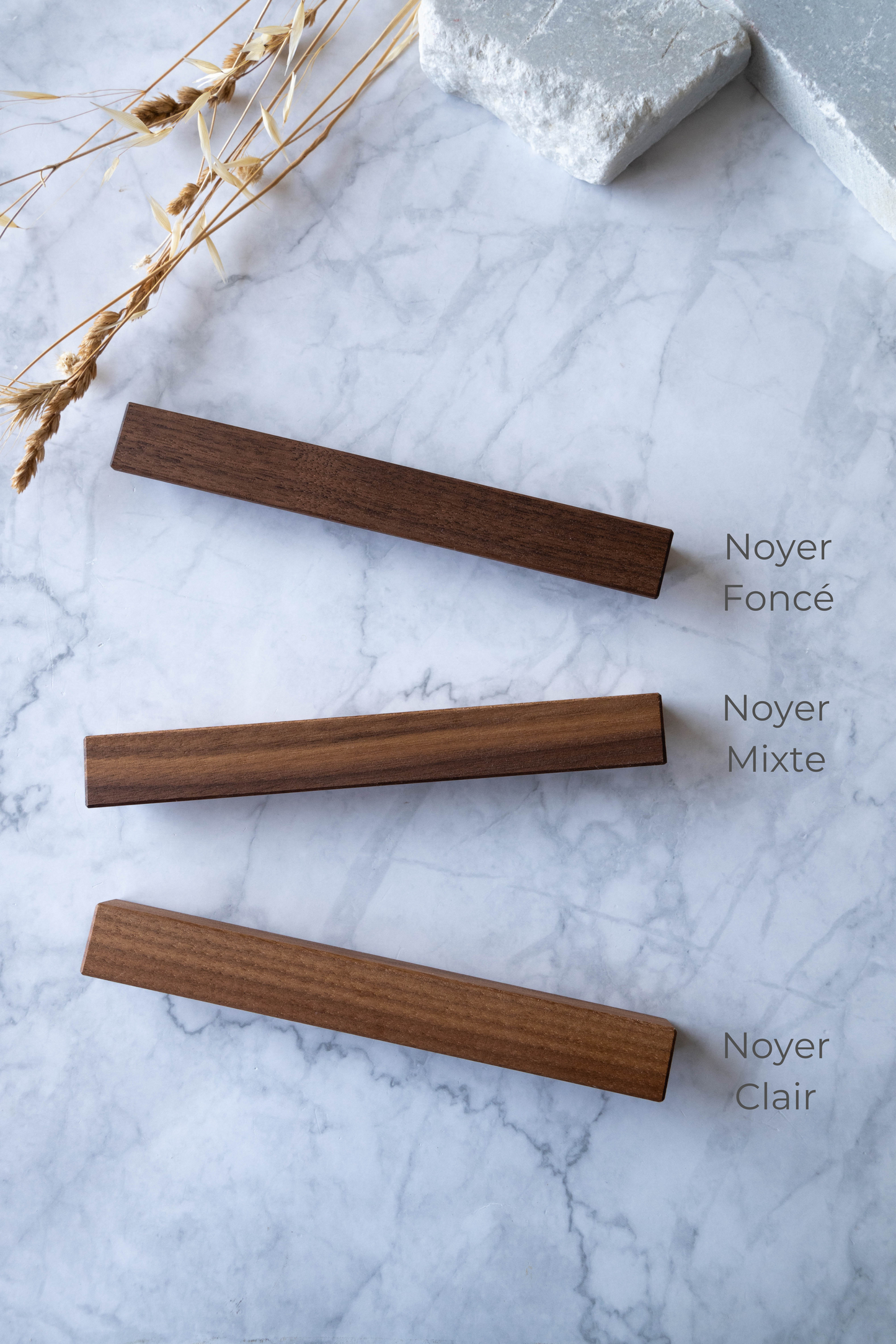 Poignées de meuble en noyer massif faites à la main, protégées avec l'huile-cire dure naturelle Rubio Monocoat pour une durabilité et une beauté accrues.