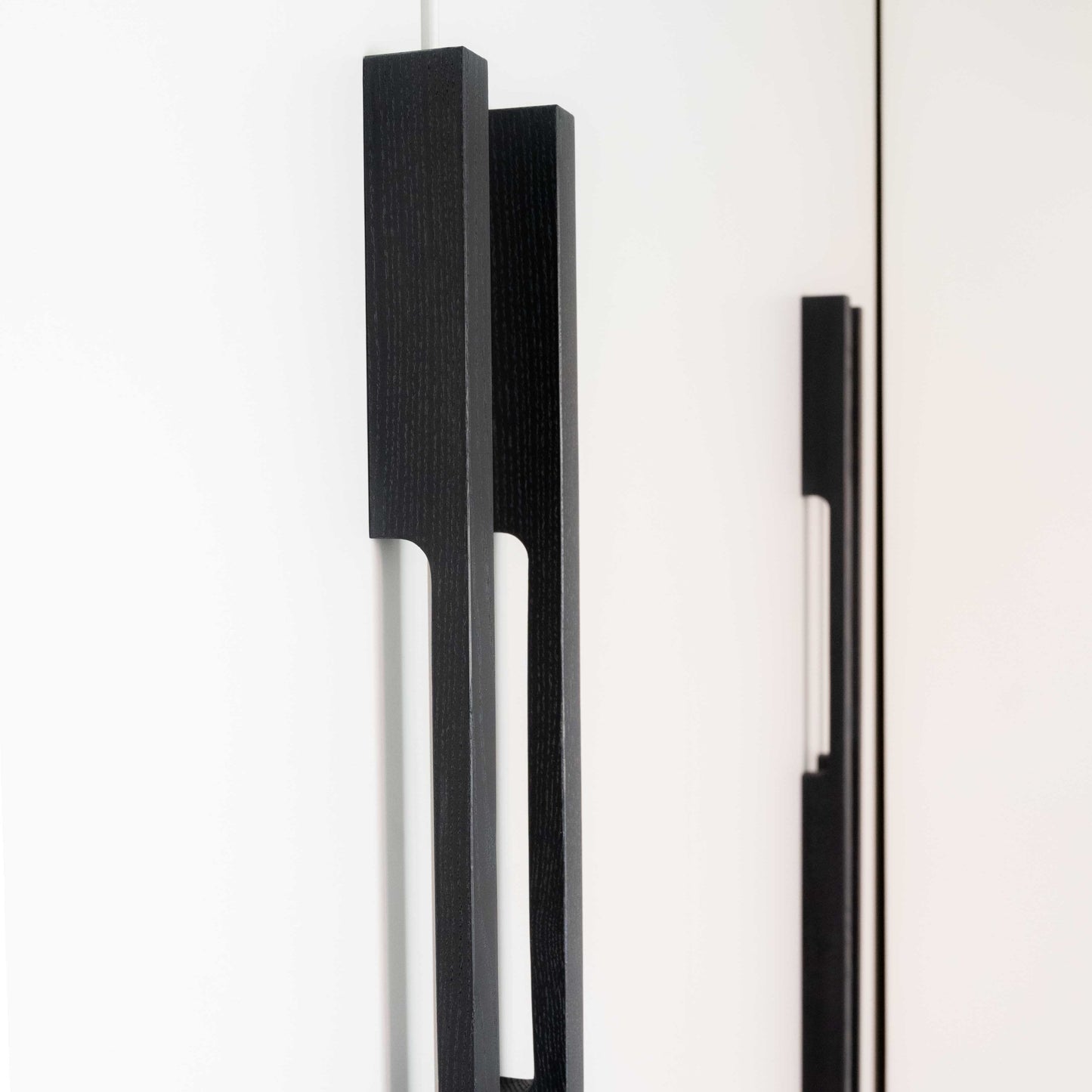 Poignée de porte d’armoire en bois noir, design moderne et élégant