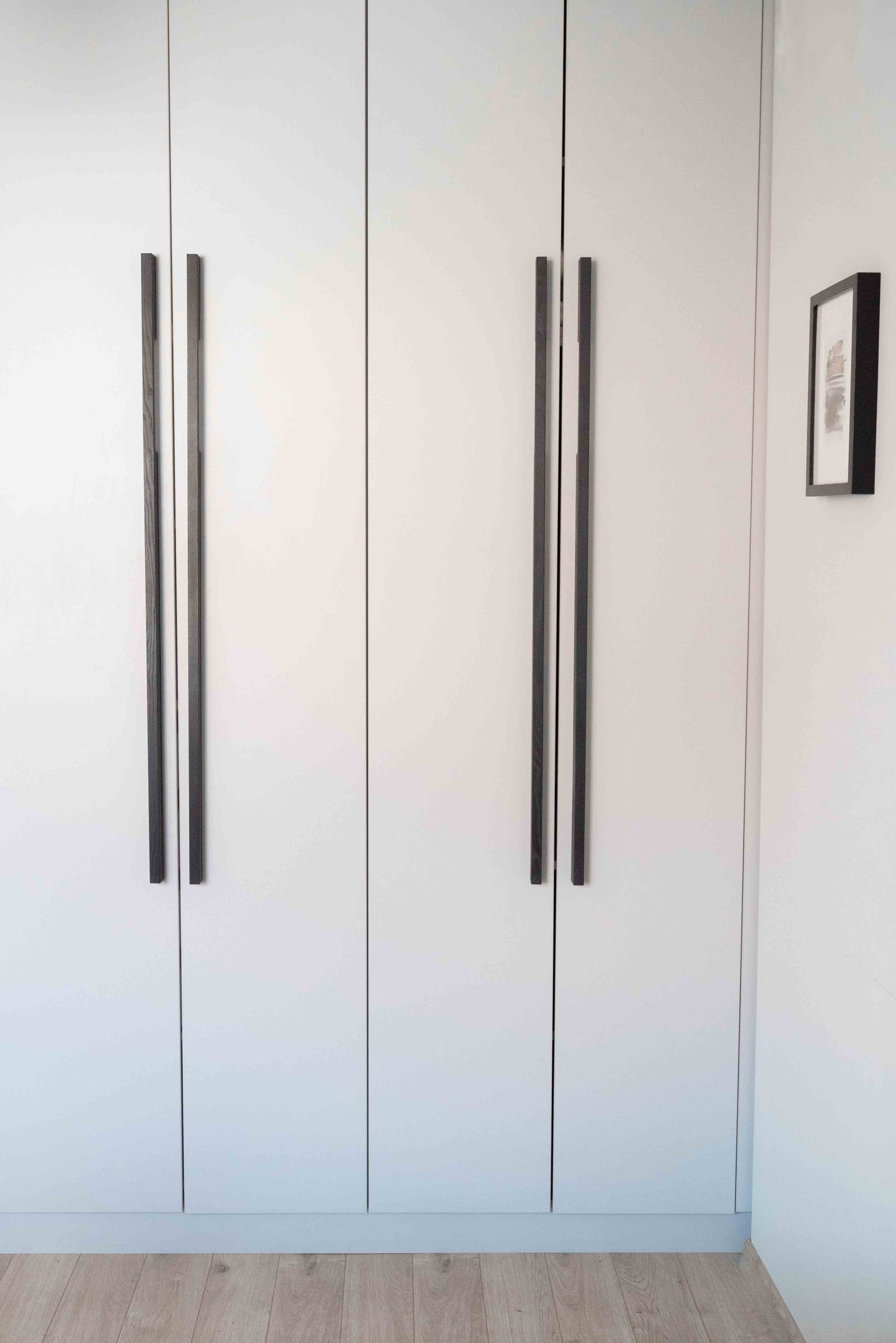 Poignée de porte d’armoire en bois noir massif, finition lisse et raffinée