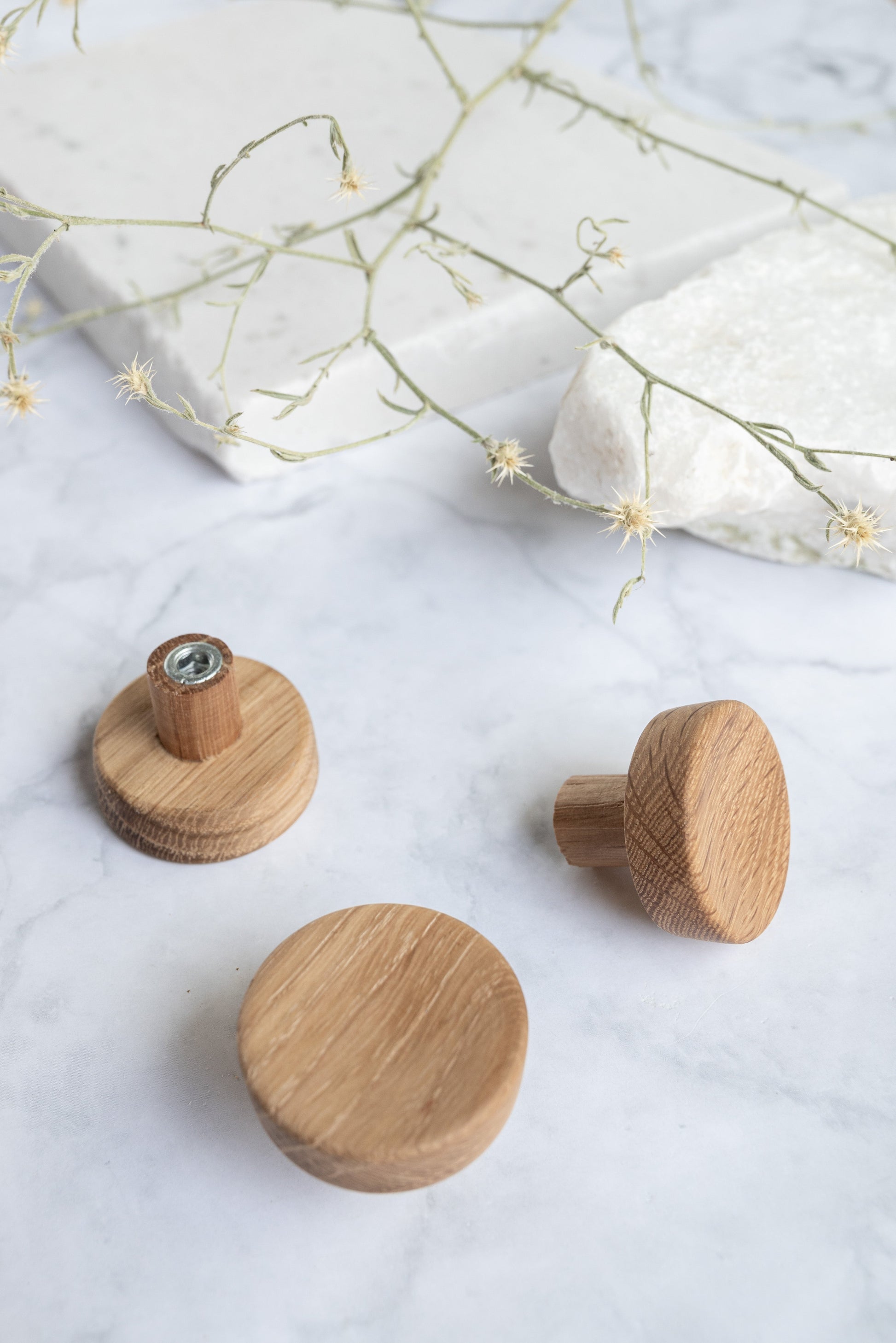 Bouton en bois de chêne massif avec une forme ronde élégante