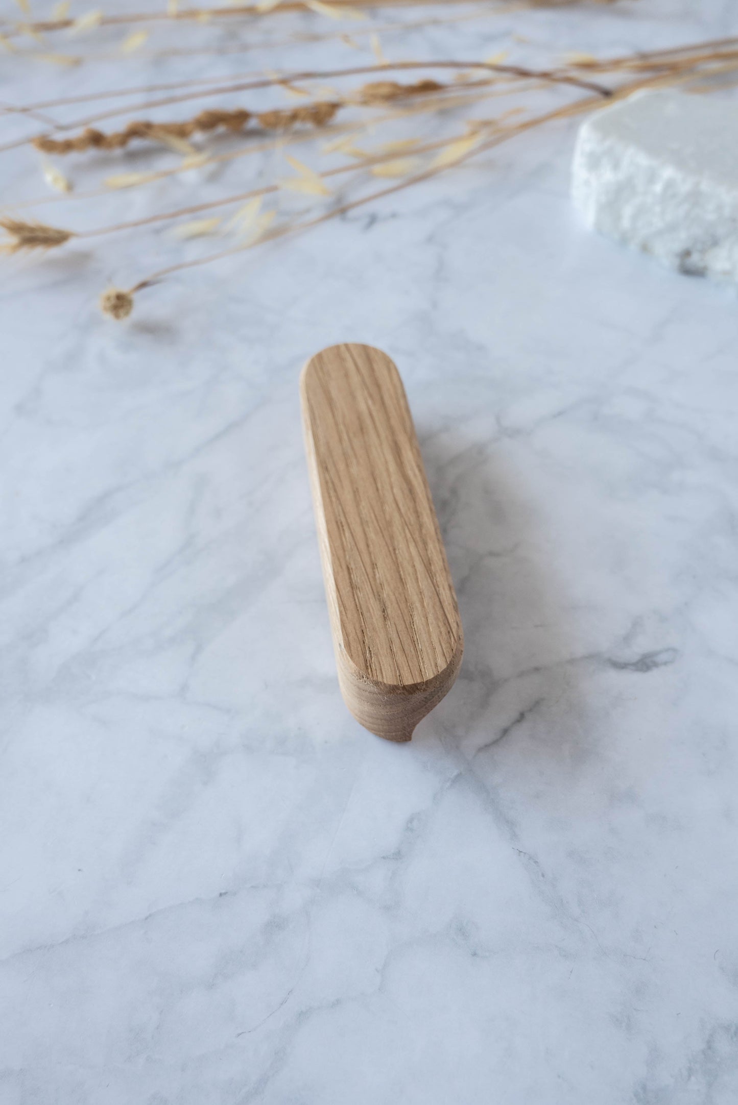 Poignée de meuble en bois noir, design artisanal et élégant