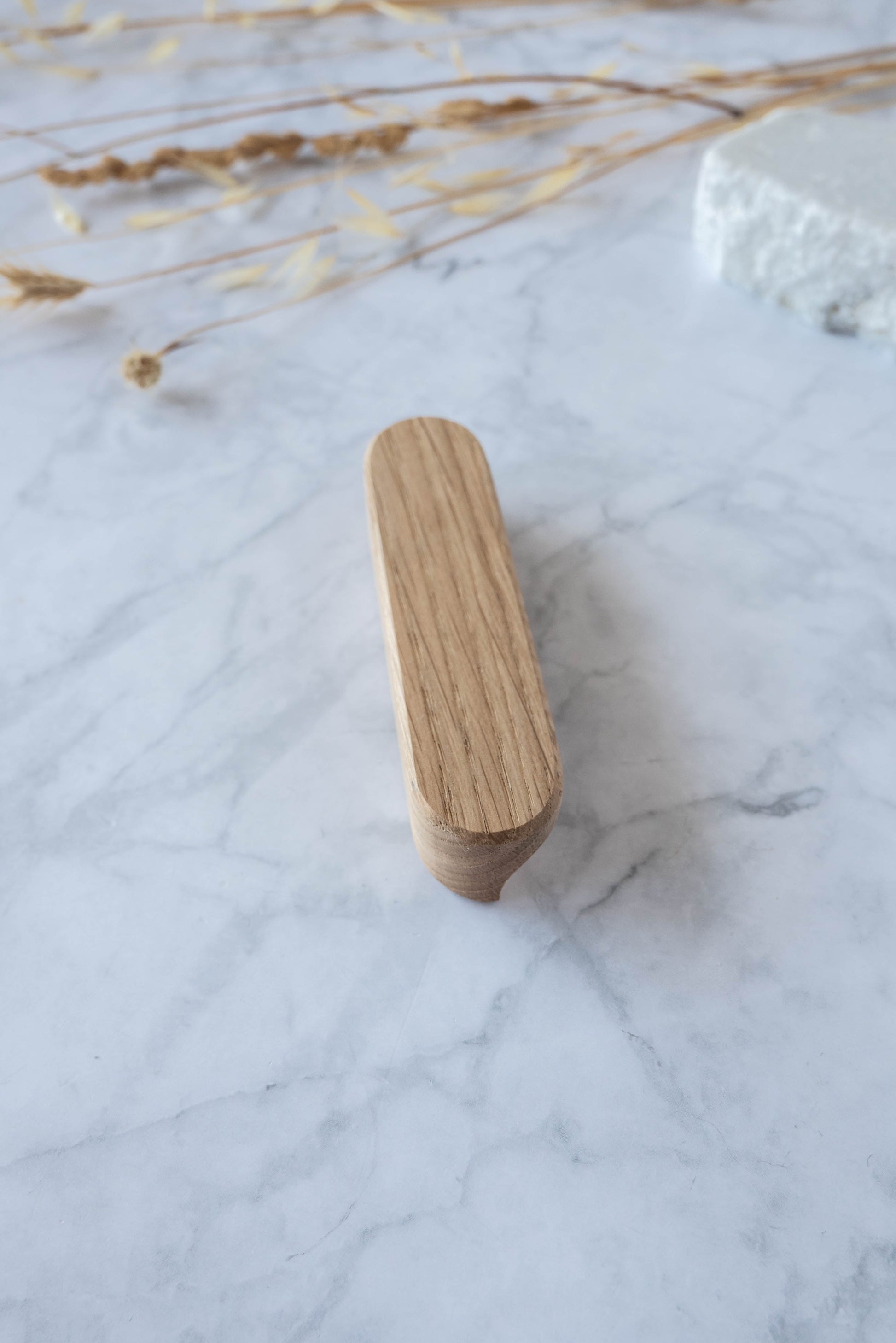 Poignée de meuble en bois noir, design artisanal et élégant