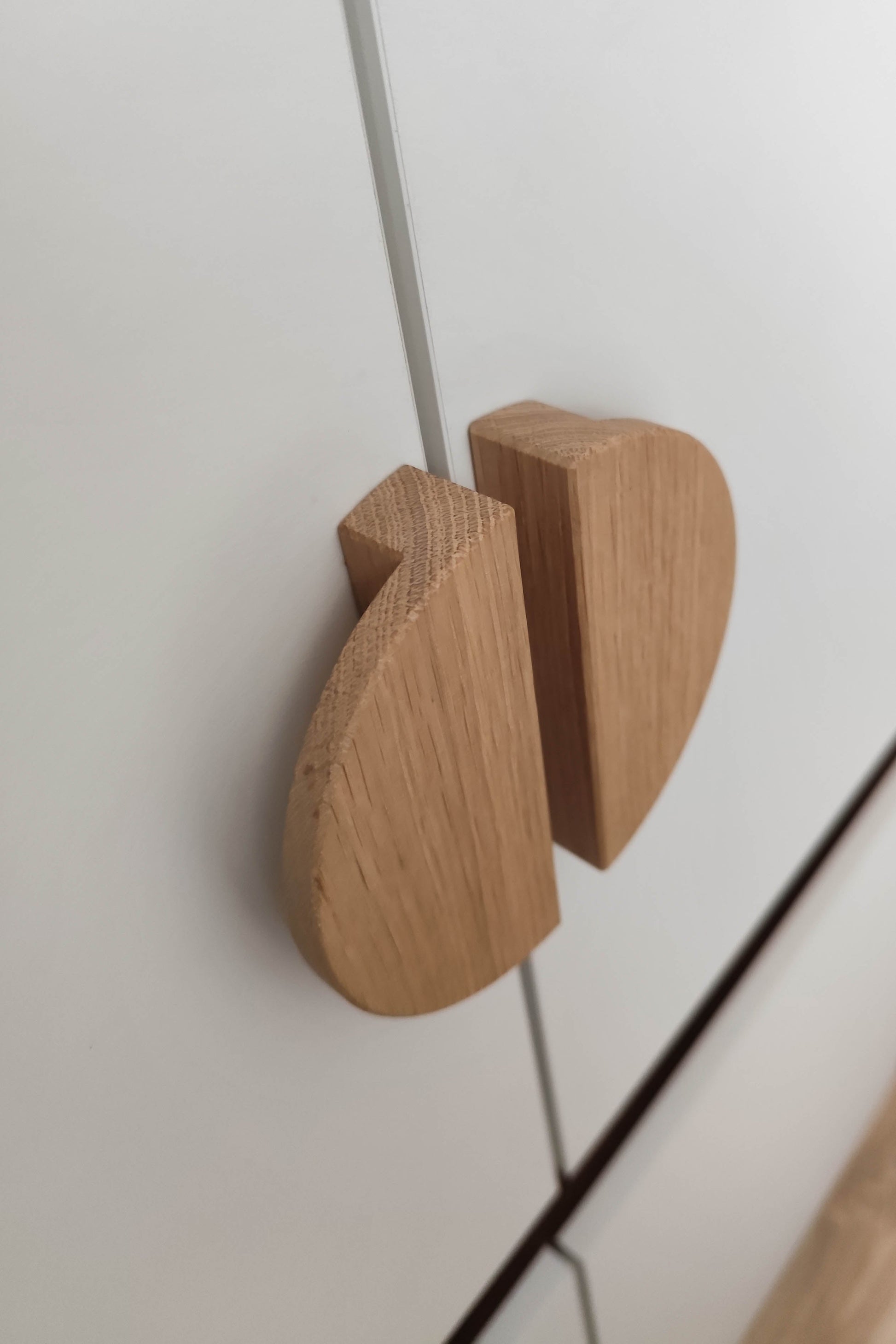 Poignée de meuble en chêne massif avec design rond, idéale pour cuisines et salons