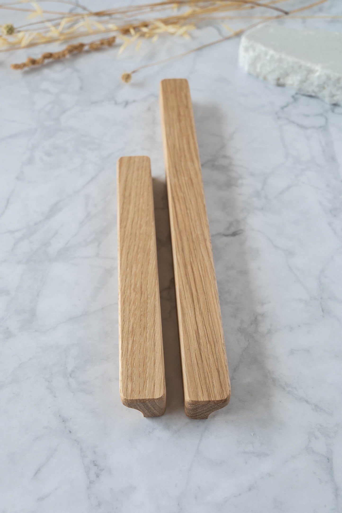Poignée de meuble en chêne massif, design naturel et artisanal