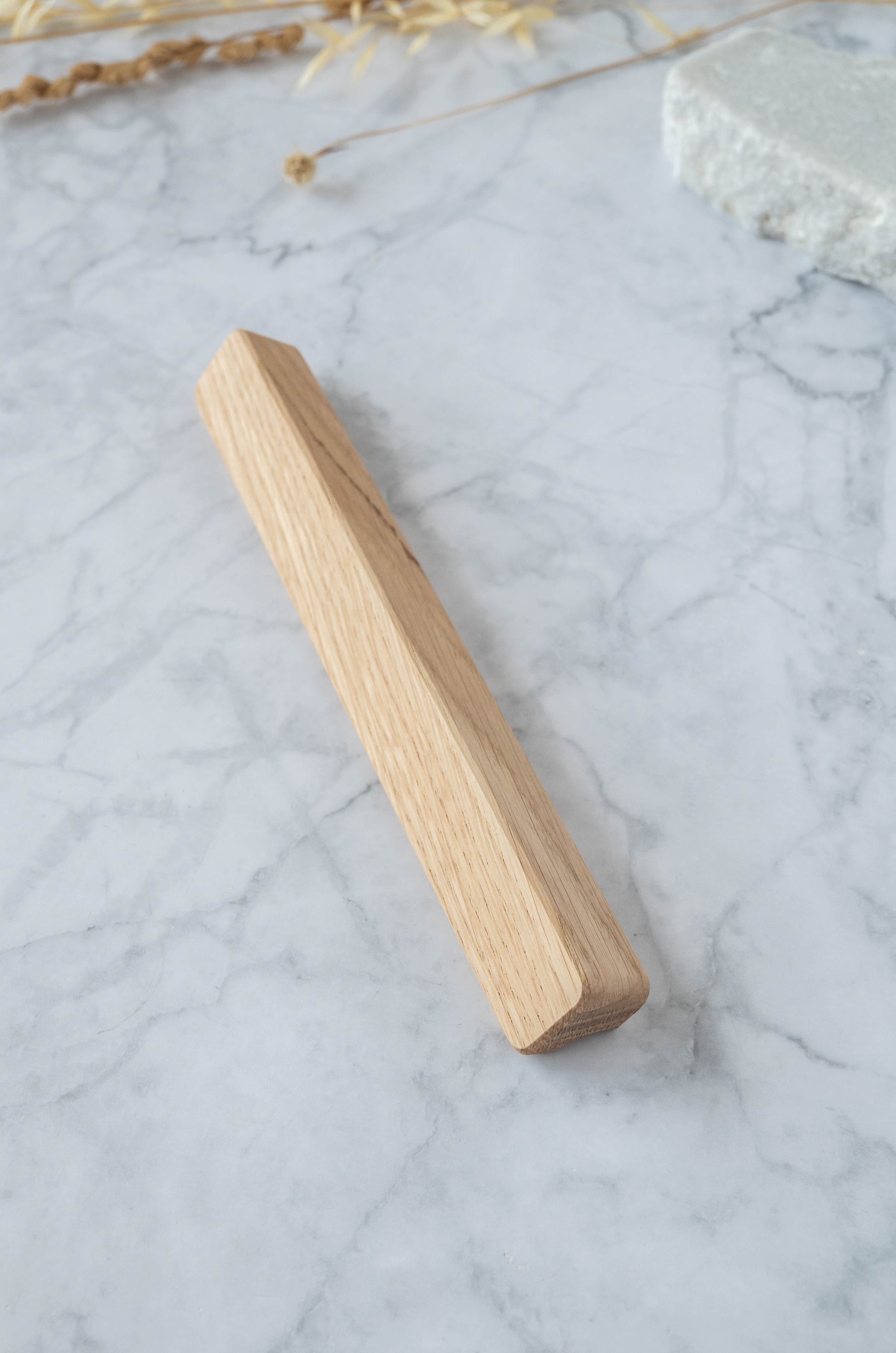 Poignée de meuble en chêne massif, parfaite pour une décoration rustique ou moderne