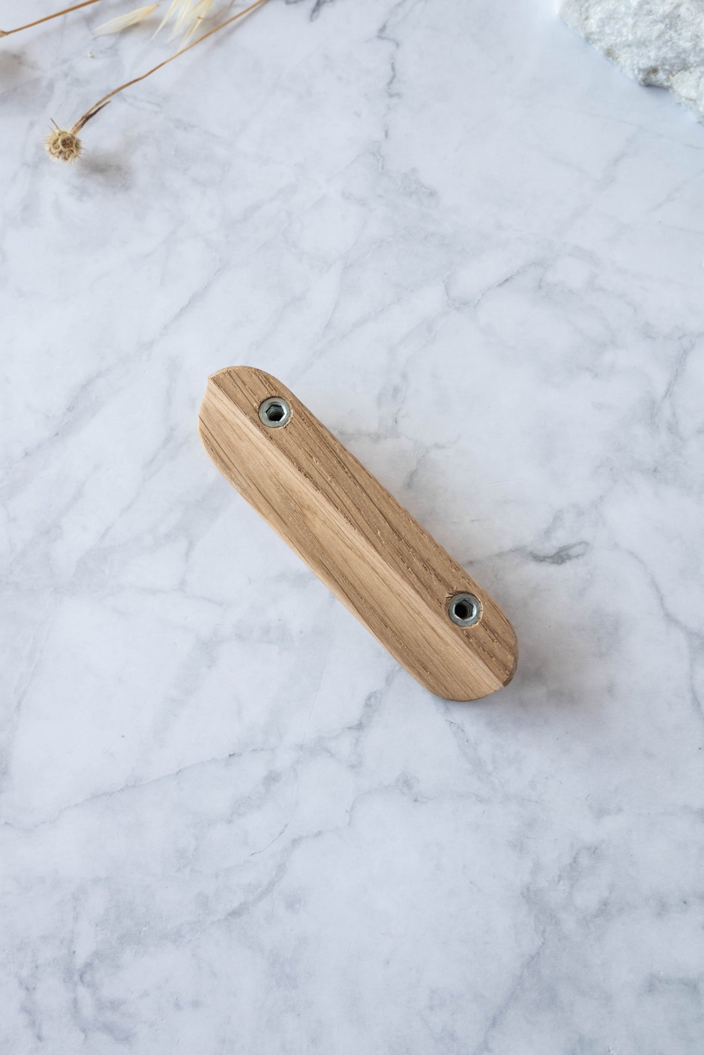 Poignée de meuble en chêne massif, parfaite pour une décoration rustique ou moderne
