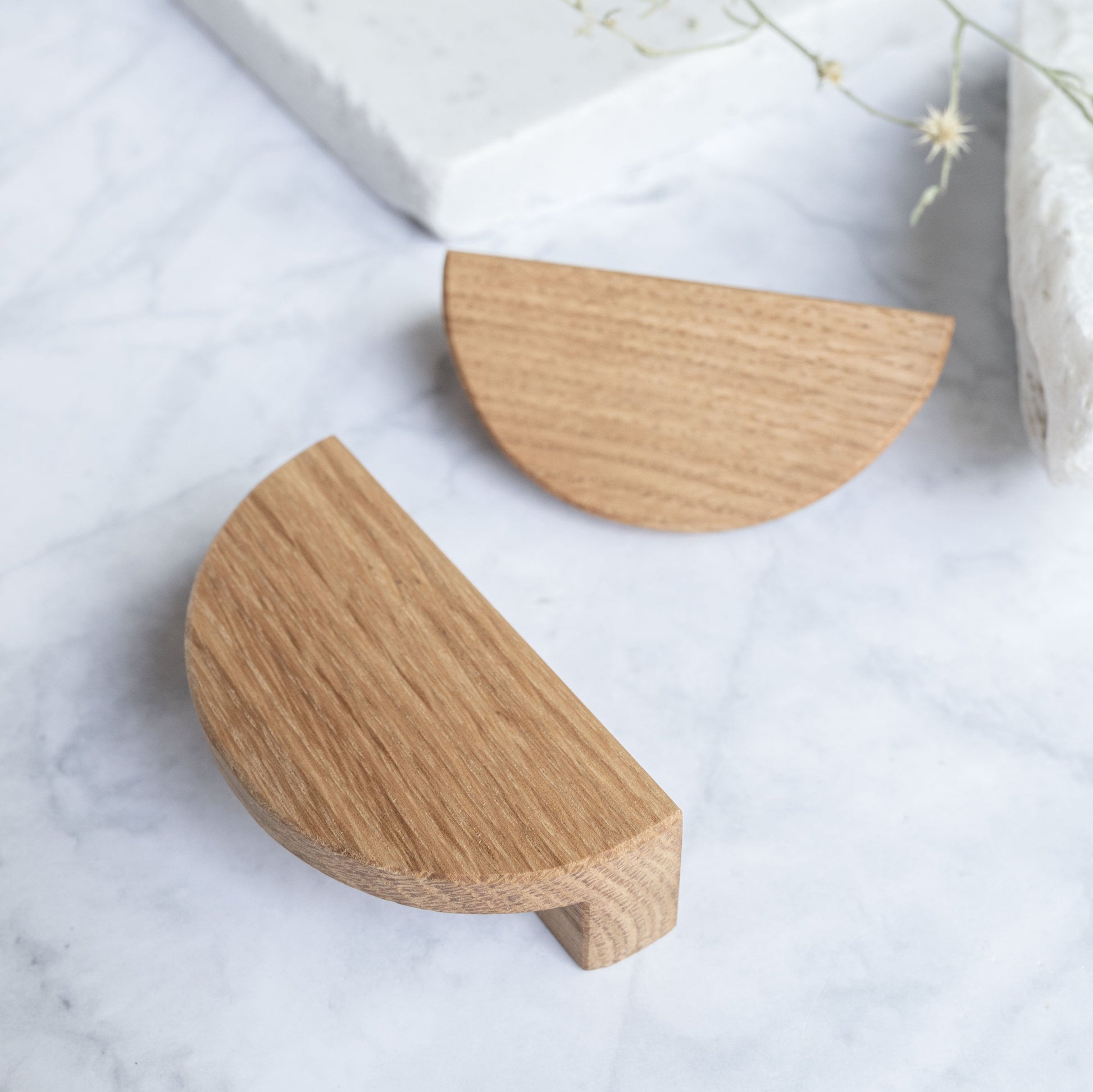 Poignée en bois de chêne massif avec forme ronde, parfaite pour une décoration naturelle