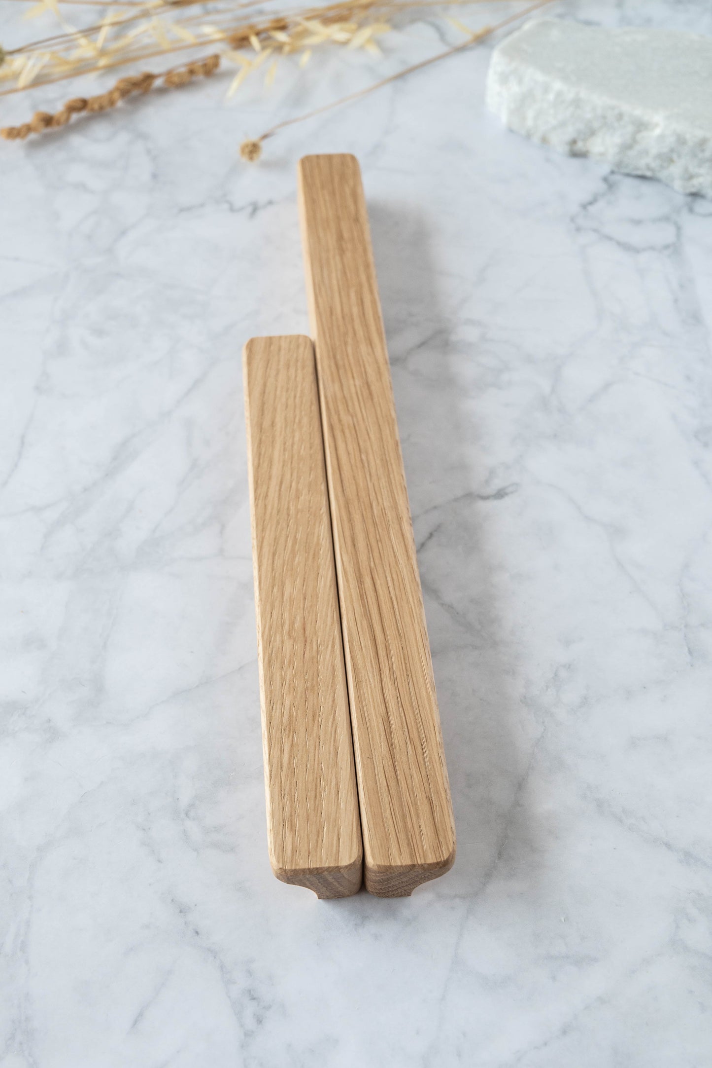 Poignée en bois de chêne massif pour meubles, style élégant et robuste