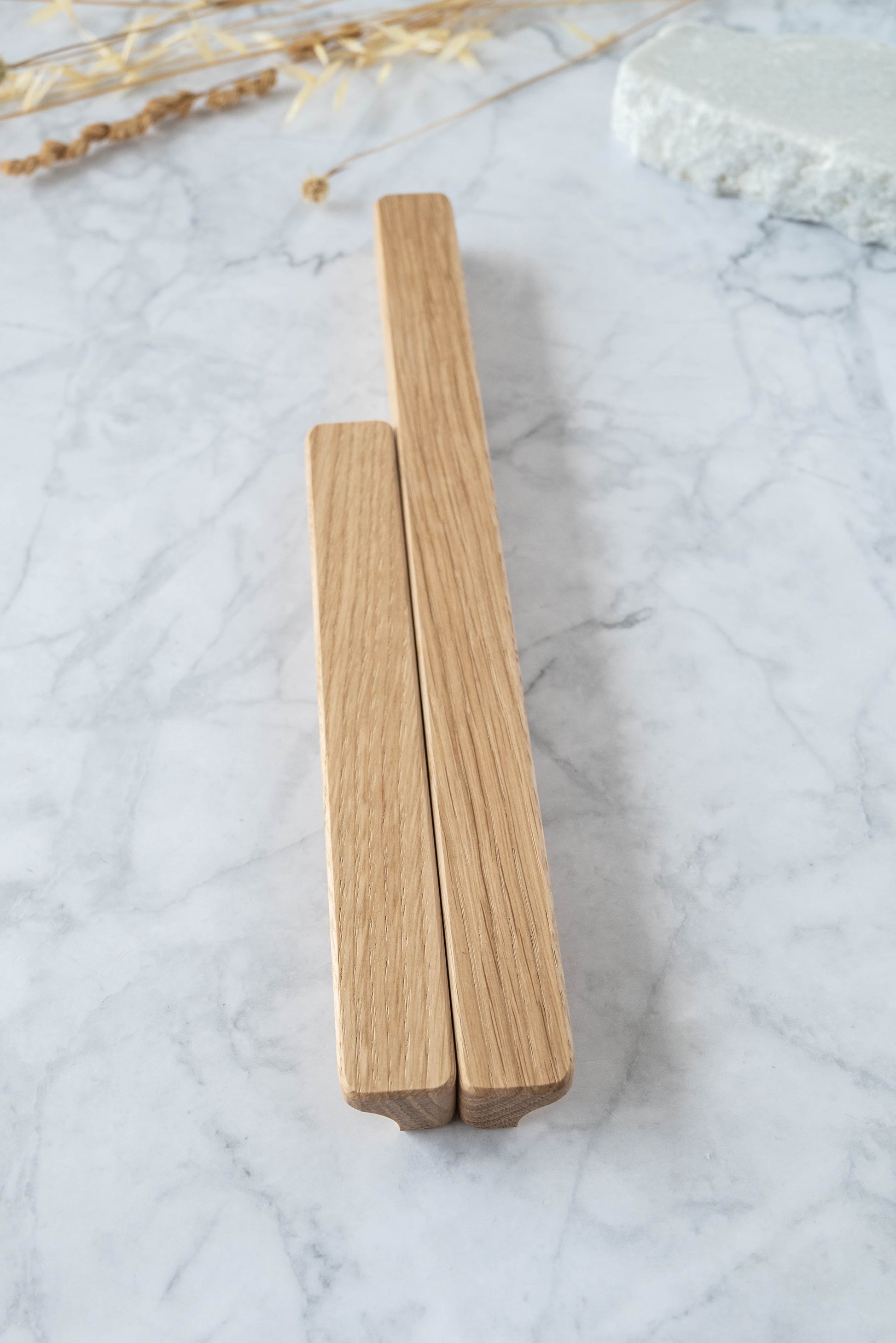 Poignée en bois de chêne massif pour meubles, style élégant et robuste
