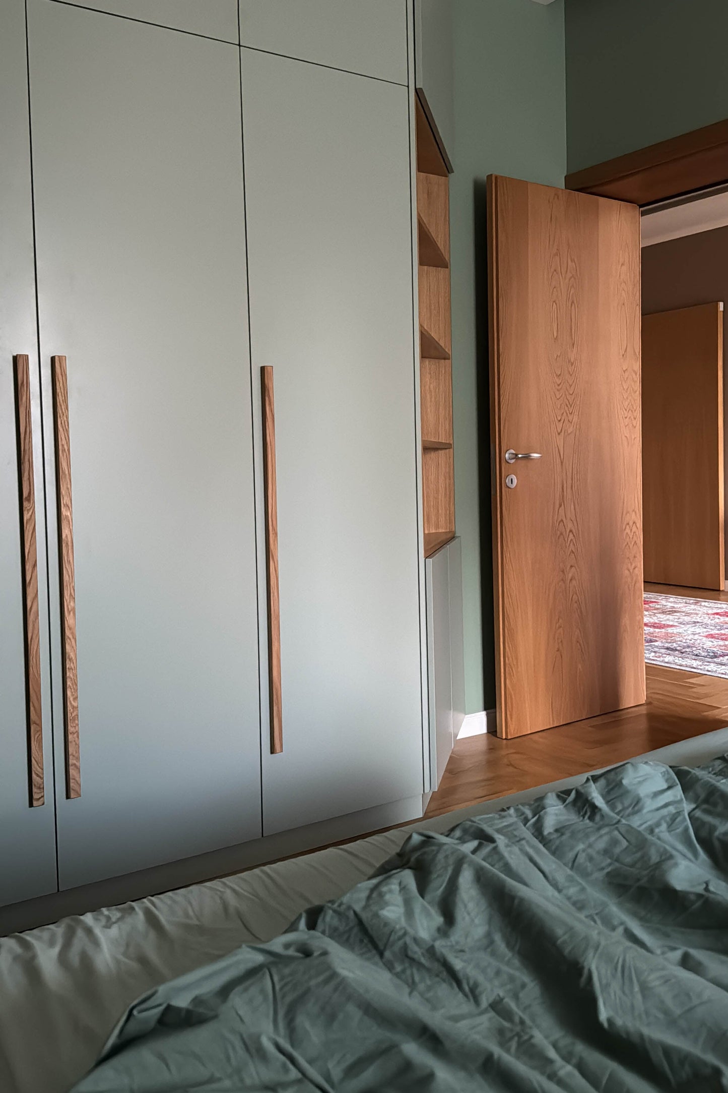 Poignée en chêne massif avec finition lisse, parfaite pour une décoration intemporelle