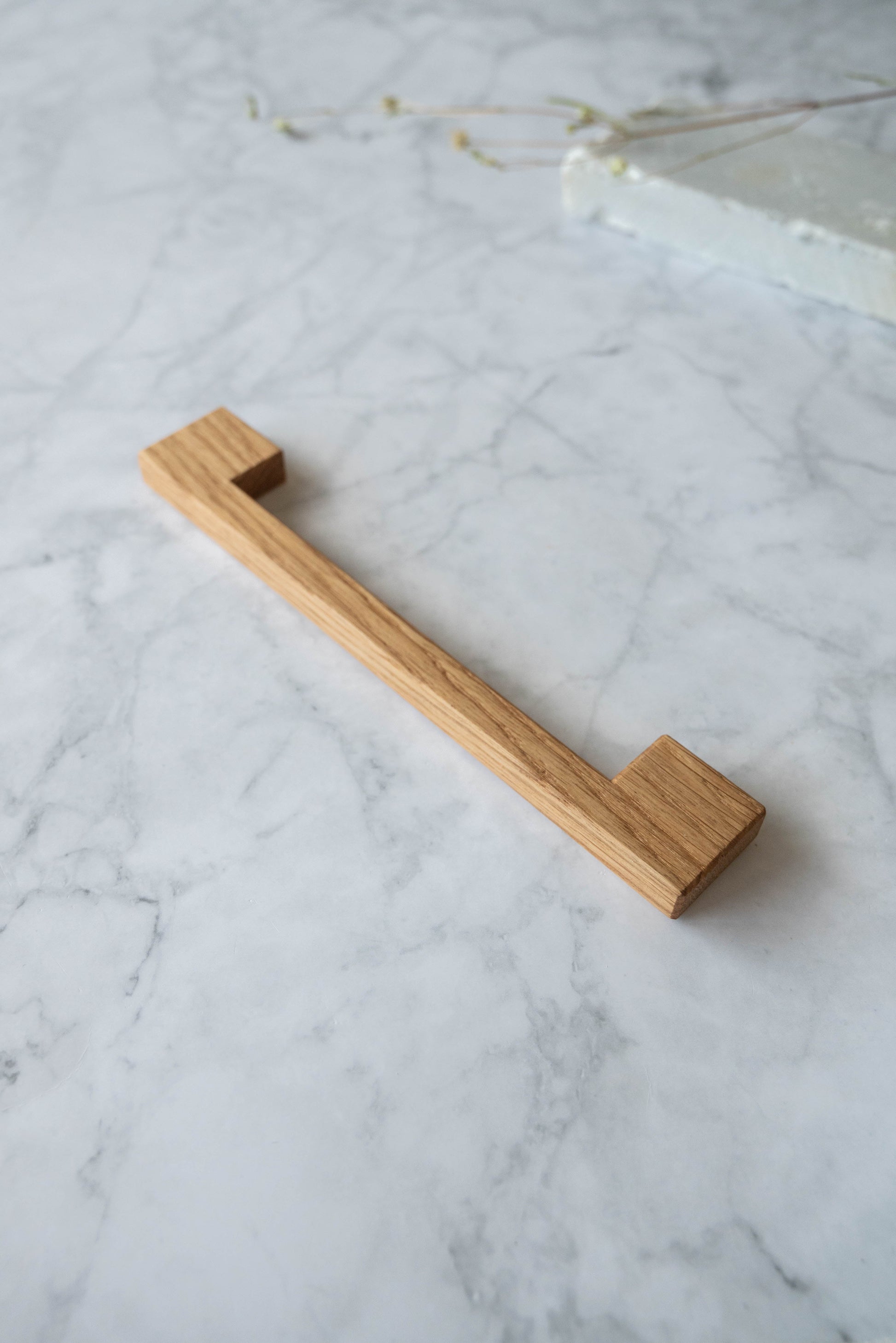 Poignée en chêne massif pour cuisine, idéale pour un look rustique ou scandinave