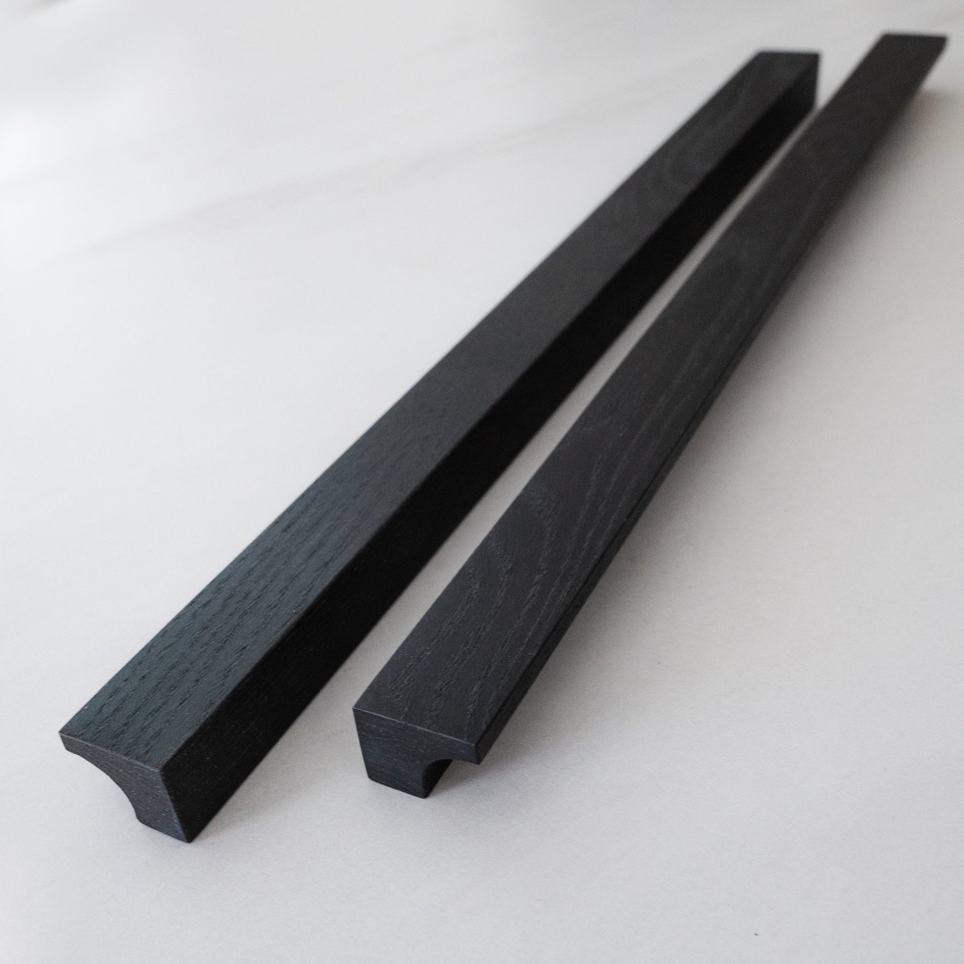 Poignée de meuble en bois noir, design artisanal et élégant