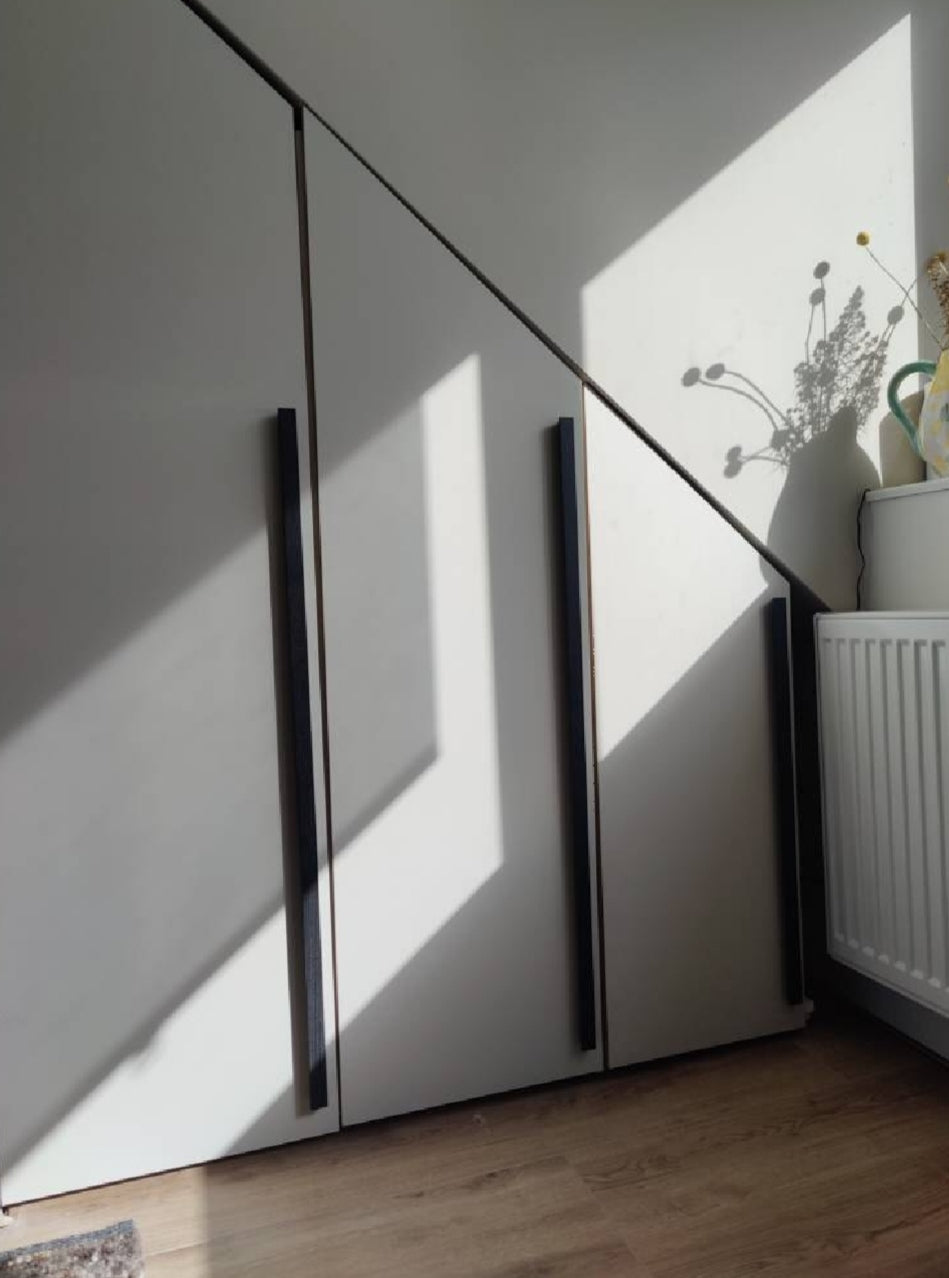 Poignée de meuble en bois noir, parfaite pour une décoration minimaliste