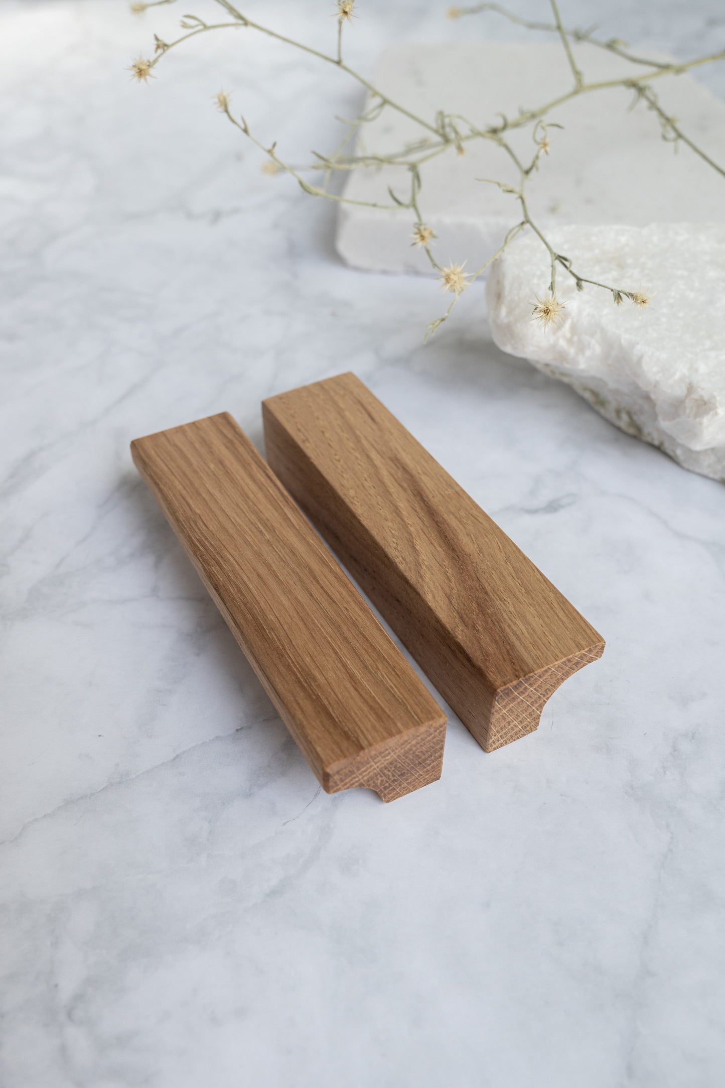 Poignée en bois de chêne massif pour meubles, style élégant et robuste